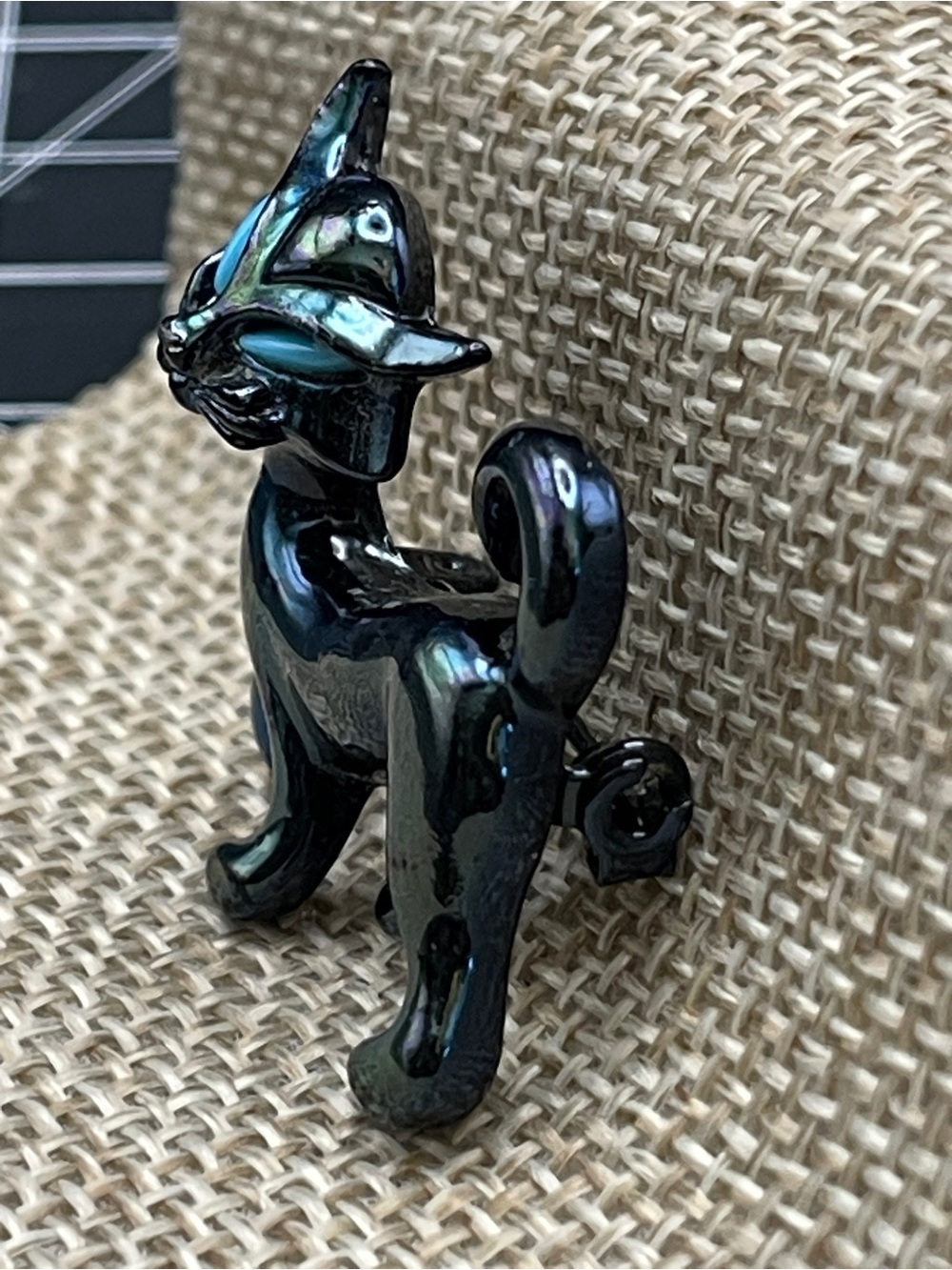 Vintage Hematite Cat Brooch Pin Turquoise Blue Eyes Iridescent Figural - Picture 2 of 7